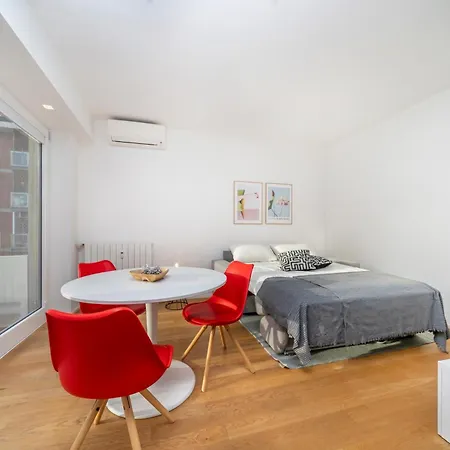 Guesthost - Cozy & Bright - With Balcony *