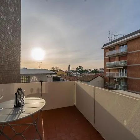 Guesthost - Cozy & Bright - With Balcony *