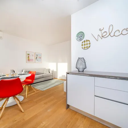 Guesthost - Cozy & Bright - With Balcony Appartement Udine