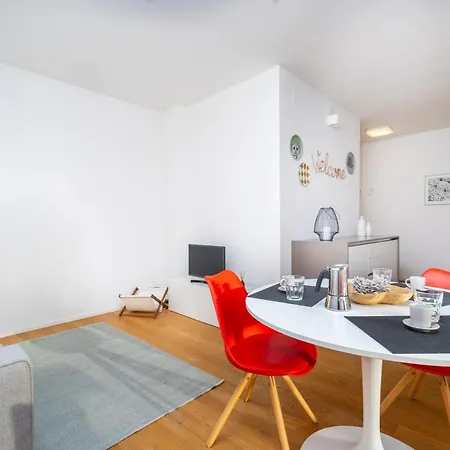 Guesthost - Cozy & Bright - With Balcony