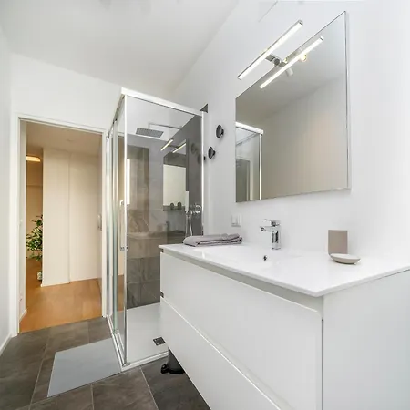 Guesthost - Cozy & Bright - With Balcony *