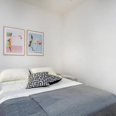 Guesthost - Cozy & Bright - With Balcony *